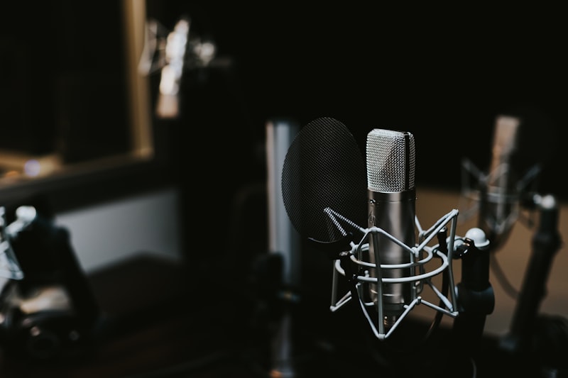 Équipement de studio de podcasting haut de gamme avec casque audio et micro
